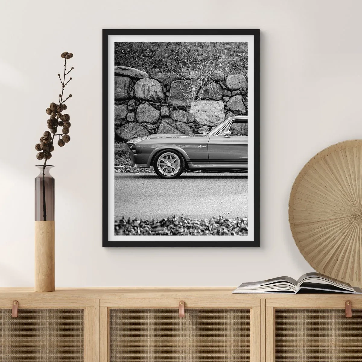 Poster in cornice nera - Auto d'epoca bianca e nera contro un muro di pietra - 50x70cm - La leggenda degli anni '60 - Decorazione murale moderna per soggiorno e camera da letto ARTTOR