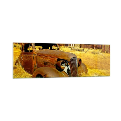 Quadro su vetro - Una vecchia macchina arrugginita sullo sfondo di capanne di legno abbandonate - 160x50cm - Meritato riposo - Decorazione murale moderna per soggiorno e camera da letto ARTTOR