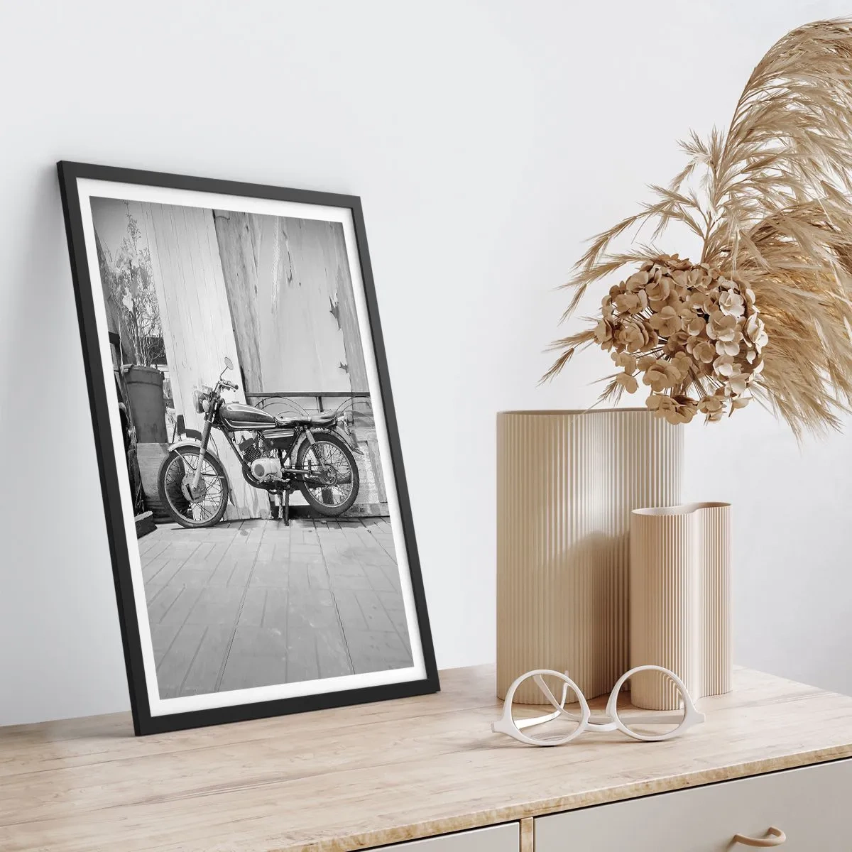 Poster in cornice nera - Motocicletta retrò contro un muro di legno - 50x70cm - La classicità sopra a tutto - Decorazione murale moderna per soggiorno e camera da letto ARTTOR