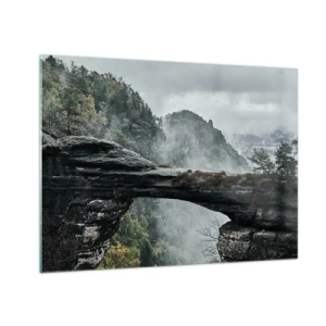 Quadro su vetro - Un ponte di pietra tra montagne nebbiose e un paesaggio forestale - 70x50cm - Qui inizia l'avventura - Decorazione murale moderna per soggiorno e camera da letto ARTTOR