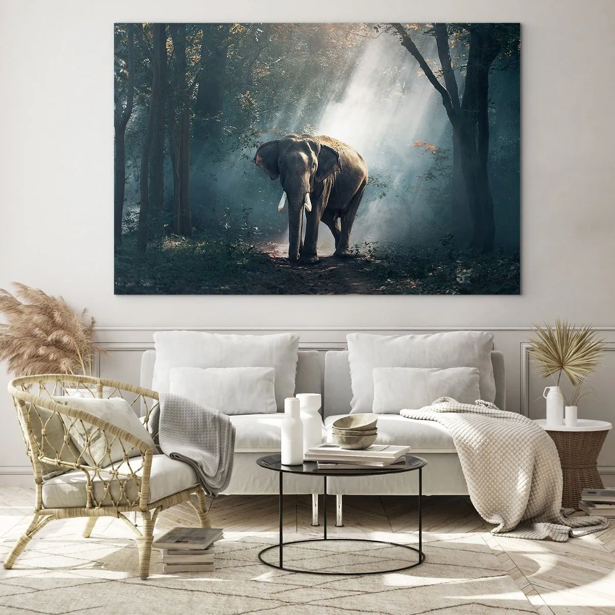 Quadro su vetro - Un elefante che cammina nella foresta mentre la luce del sole filtra tra gli alberi. - 100x70cm - Tranquilla passeggiata - Decorazione murale moderna per soggiorno e camera da letto ARTTOR