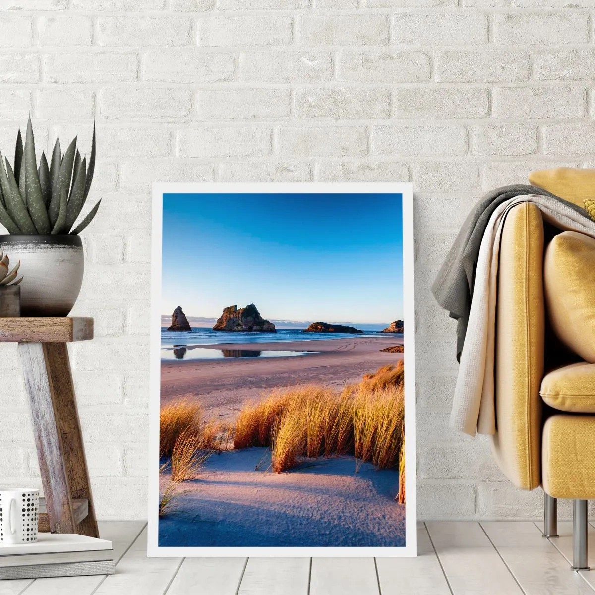 Poster - Una spiaggia pittoresca con erba e rocce sullo sfondo di un oceano calmo - 50x70cm - Per i cercatori di pace - Decorazione murale moderna per soggiorno e camera da letto ARTTOR