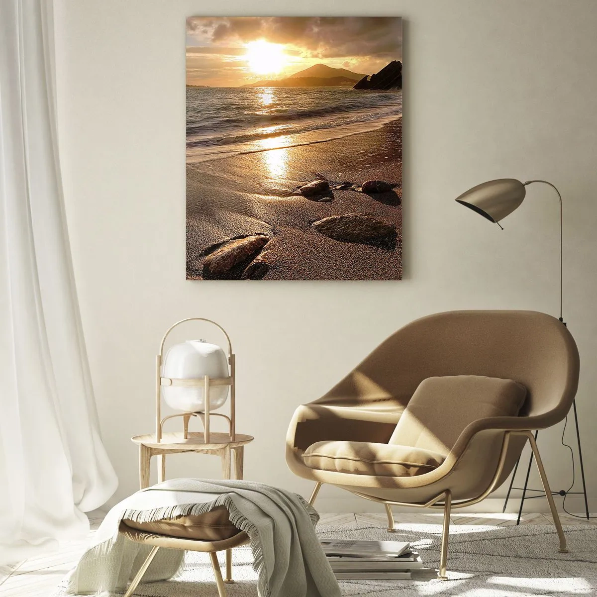 Quadro su vetro - Tramonto su una spiaggia rocciosa e colline - 50x70cm - Seguendo il sole verso le colline - Decorazione murale moderna per soggiorno e camera da letto ARTTOR