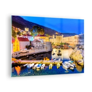Quadro su vetro - Panorama serale di Dubrovnik con barche e mura della città - 70x50cm - Notte luminosa sull'Adriatico - Decorazione murale moderna per soggiorno e camera da letto ARTTOR