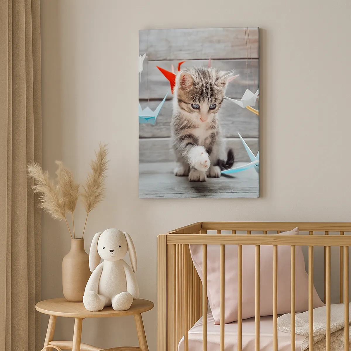Quadro su tela - Stampe su Tela - Un gattino che gioca con delle gru di carta origami appese. - 50x70cm - Prima lezione - Decorazione murale moderna per soggiorno e camera da letto ARTTOR