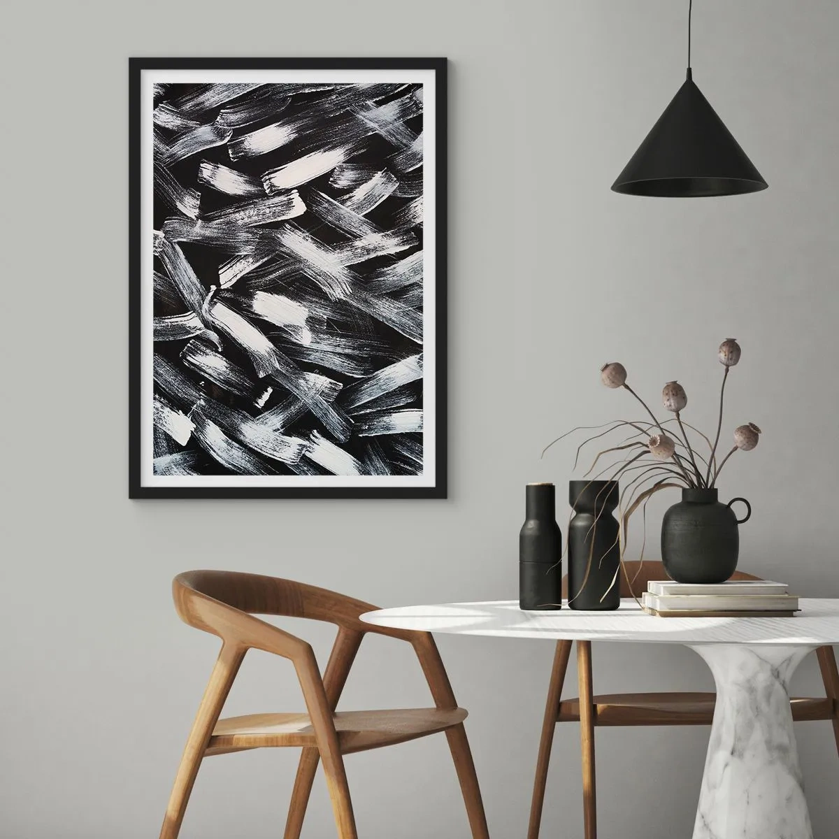 Poster in cornice nera - Pennellate bianche astratte su sfondo nero - 50x70cm - Astrazione in spirito industriale - Decorazione murale moderna per soggiorno e camera da letto ARTTOR
