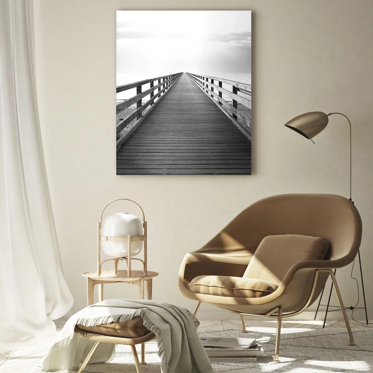 Quadro su vetro - Un'immagine in bianco e nero di un molo di legno che conduce verso l'orizzonte. - 70x100cm - Sempre più lontano - Decorazione murale moderna per soggiorno e camera da letto ARTTOR