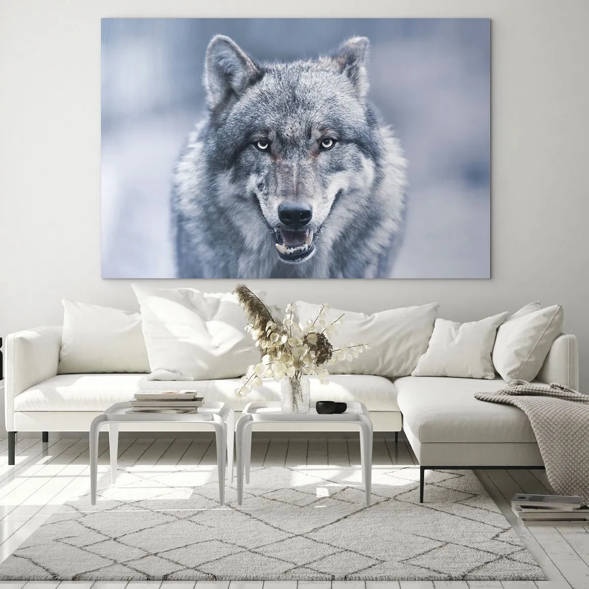 Quadro su vetro - Un lupo dallo sguardo penetrante sullo sfondo di una foresta innevata - 100x70cm - Accetti la sfida? - Decorazione murale moderna per soggiorno e camera da letto ARTTOR