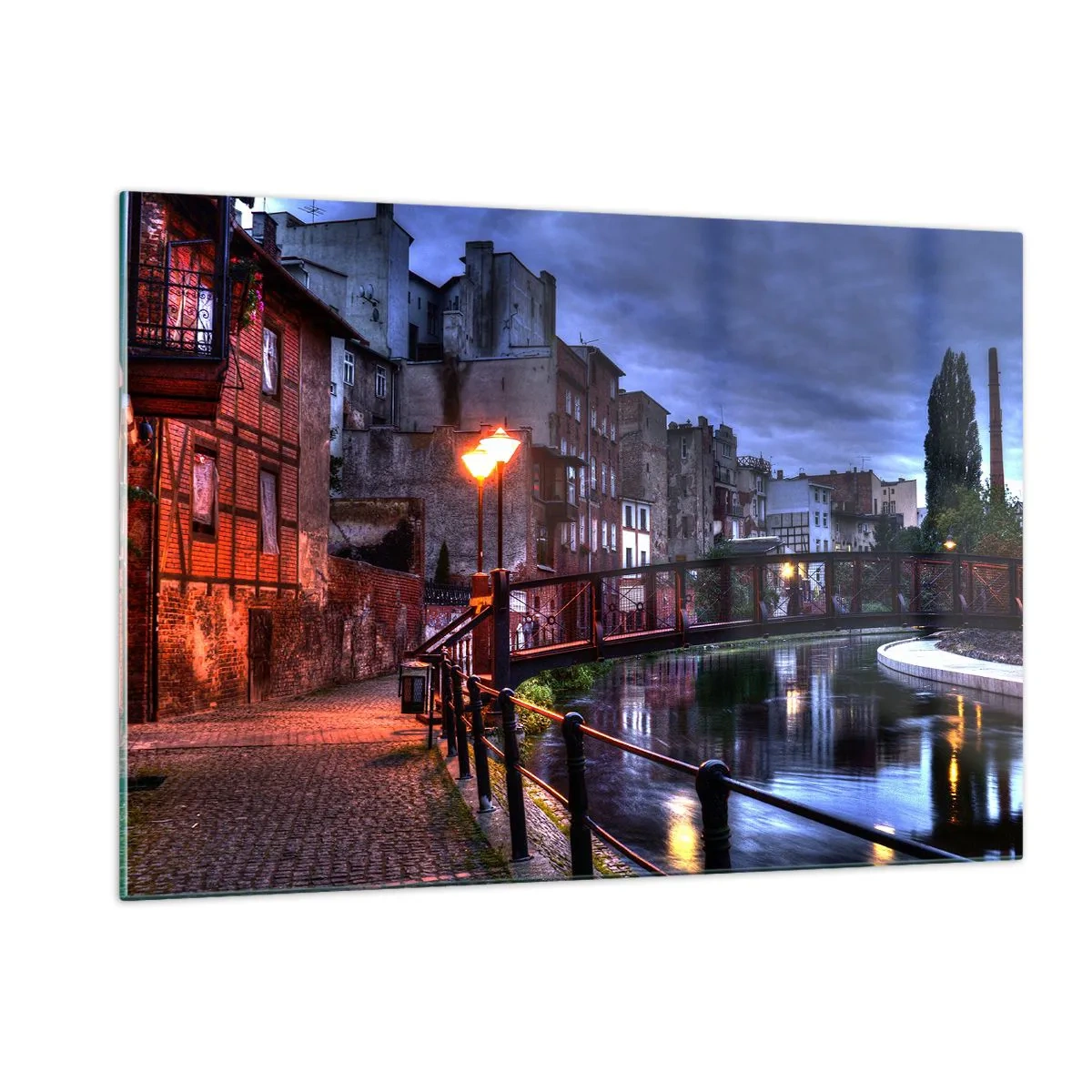Quadro su vetro - Un'affascinante strada lungo il canale con un ponte e illuminazione serale - 120x80cm - Questa Bydgoszcz non la conosci - Decorazione murale moderna per soggiorno e camera da letto ARTTOR