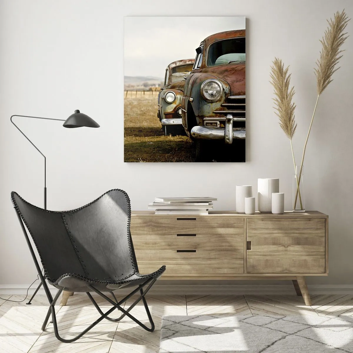 Quadro su vetro - Due vecchie auto su una strada sterrata accanto a una recinzione di legno - 80x120cm - Meritato riposo - Decorazione murale moderna per soggiorno e camera da letto ARTTOR