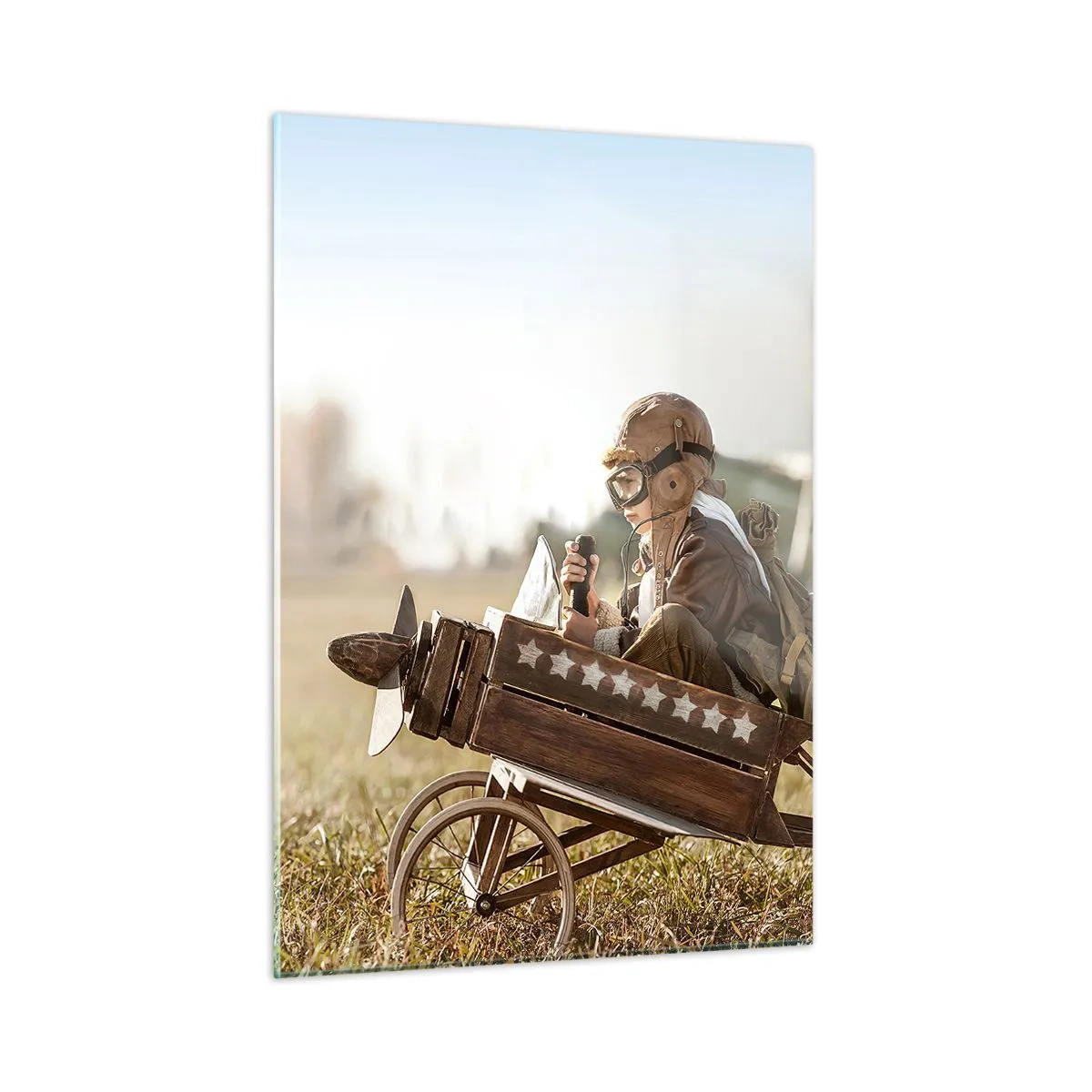 Quadro su vetro - Un bambino su un aeroplano di legno, che finge di essere un pilota, indossando abiti da aviatore. - 50x70cm - Decollo verso i sogni - Decorazione murale moderna per soggiorno e camera da letto ARTTOR