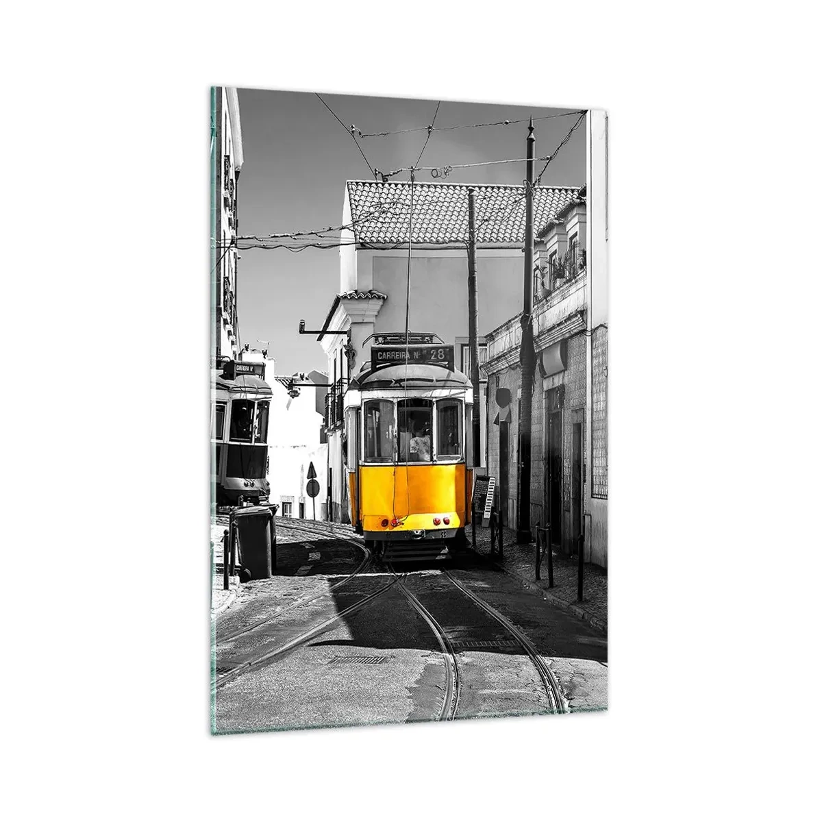 Quadro su vetro - Un tram giallo per le strade di Lisbona in un ambiente monocromatico - 80x120cm - Lo spirito di Lisbona - Decorazione murale moderna per soggiorno e camera da letto ARTTOR