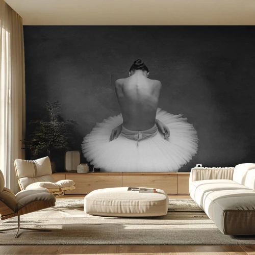 Fotomurali Premium Sand - Fotografia in bianco e nero di una ballerina in una posa classica - 100x70cm - Fiorisce adesso - Decorazione murale moderna per soggiorno e camera da letto ARTTOR