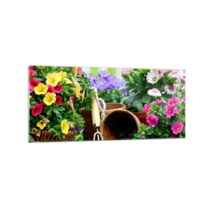 Quadro su vetro - Fiori colorati in vasi con attrezzi da giardinaggio sul tavolo - 120x50cm - Il giardino di Sofia - Decorazione murale moderna per soggiorno e camera da letto ARTTOR