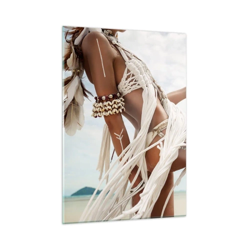 Quadro su vetro - Una donna in abiti etnici con conchiglie e un bastone sulla spiaggia. - 50x70cm - La sacerdotessa del sole - Decorazione murale moderna per soggiorno e camera da letto ARTTOR