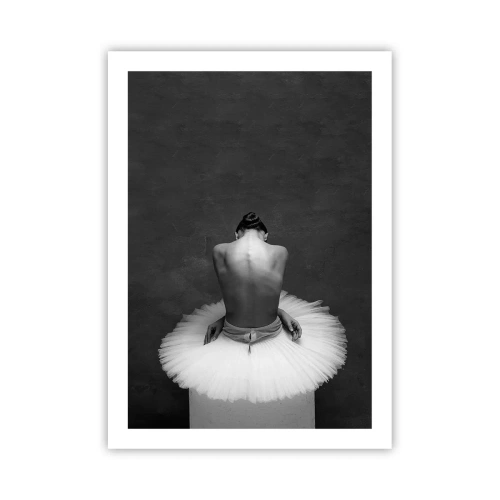 Poster - Ritratto in bianco e nero di una ballerina seduta su una piattaforma - 50x70cm - Fiorisce adesso - Decorazione murale moderna per soggiorno e camera da letto ARTTOR