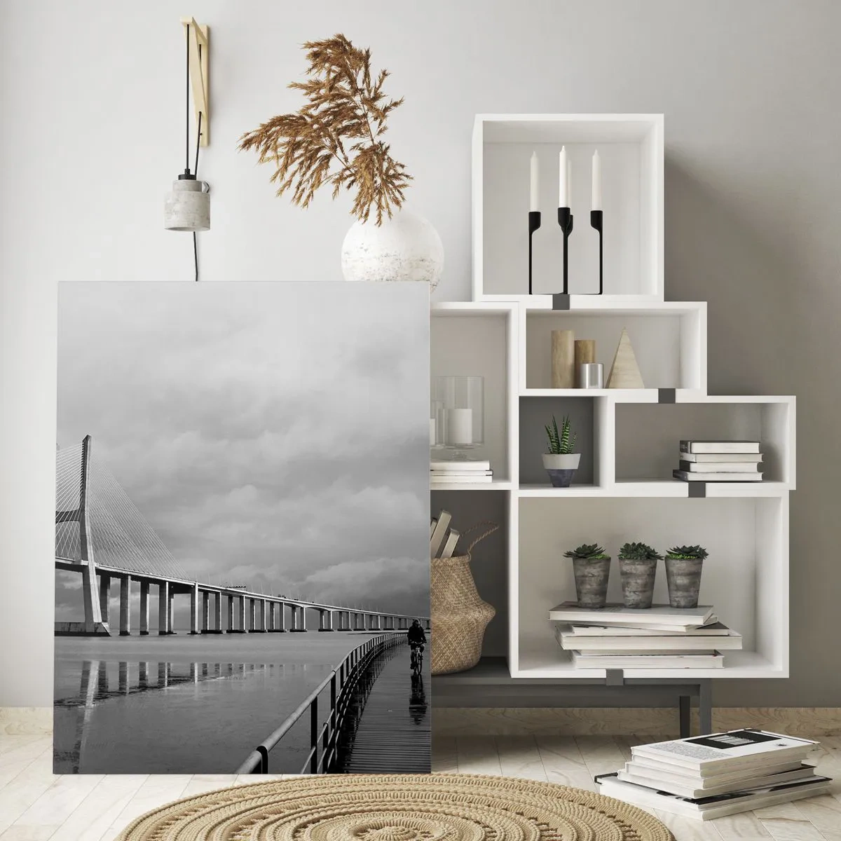 Quadro su vetro - Un ponte sospeso sull'acqua in bianco e nero - 80x120cm - A ciascuno ciò che gli spetta - Decorazione murale moderna per soggiorno e camera da letto ARTTOR