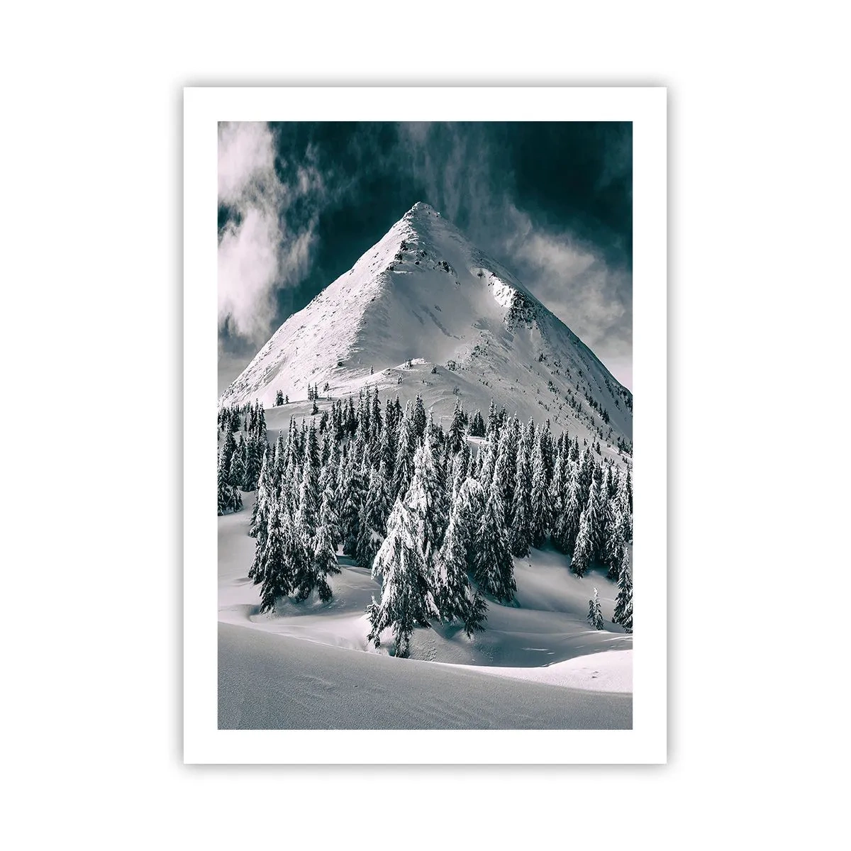 Poster - Paesaggio montano invernale con alberi innevati - 50x70cm - Il paese della neve e del ghiaccio - Decorazione murale moderna per soggiorno e camera da letto ARTTOR