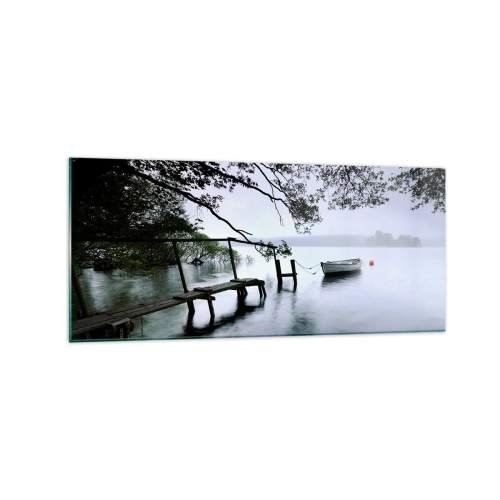 Quadro su vetro - Un molo sull'acqua con una barca sullo sfondo circondata da un paesaggio nebbioso - 120x50cm - E già ti riposi - Decorazione murale moderna per soggiorno e camera da letto ARTTOR