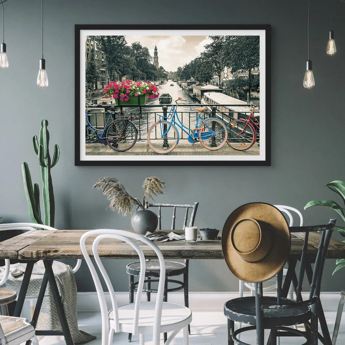 Poster in cornice nera - Un ponte con biciclette e fiori sopra un canale ad Amsterdam - 100x70cm - I colori delle strade di Amsterdam - Decorazione murale moderna per soggiorno e camera da letto ARTTOR