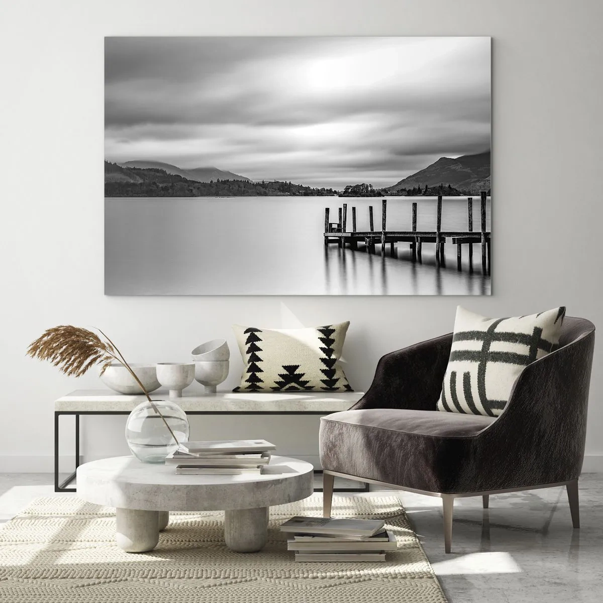 Quadro su vetro - Paesaggio in bianco e nero con un lago e un molo di legno - 70x50cm - Mitezza e forza - Decorazione murale moderna per soggiorno e camera da letto ARTTOR