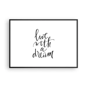 Poster in cornice nera - Un dipinto minimalista con la scritta "vivi con un sogno" scritta in nero su sfondo bianco. - 100x70cm - Of course - Decorazione murale moderna per soggiorno e camera da letto ARTTOR