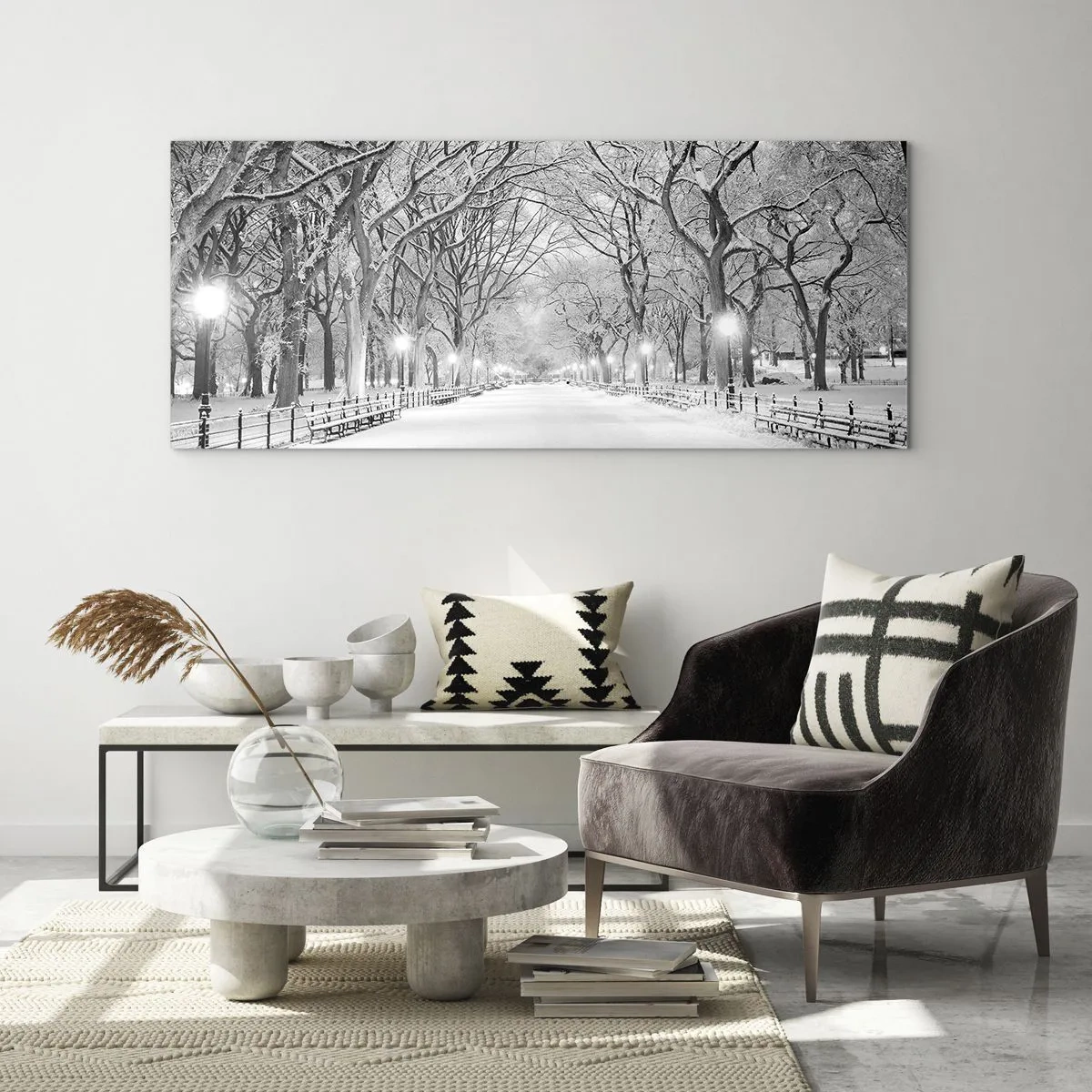 Quadro su vetro - Un vicolo invernale con alberi innevati in bianco e nero - 120x50cm - Quattro stagioni: l'inverno - Decorazione murale moderna per soggiorno e camera da letto ARTTOR