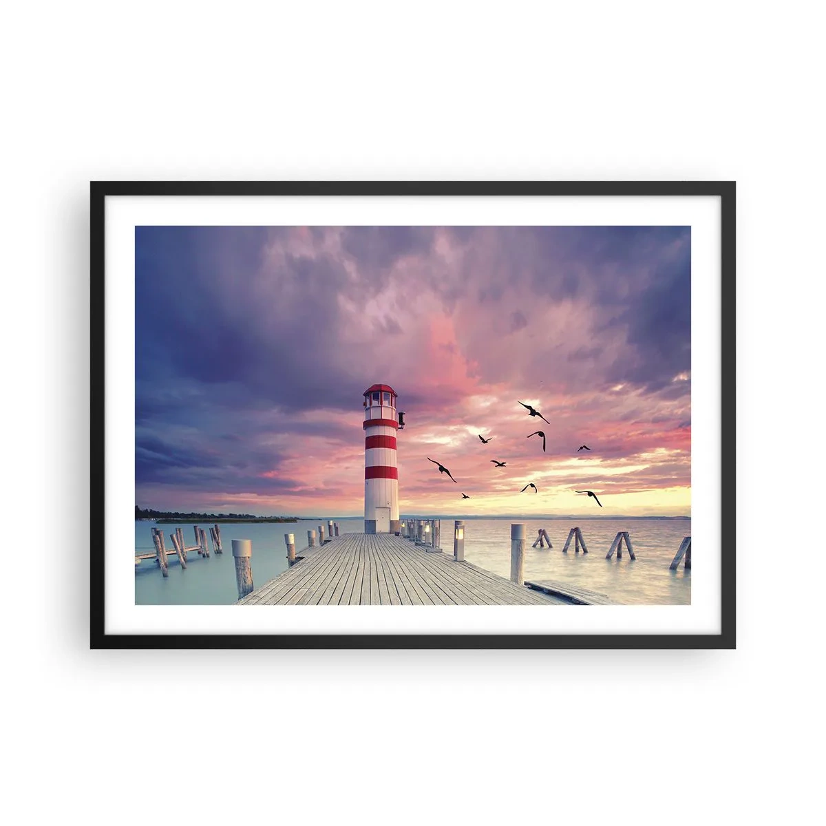 Poster in cornice nera - Un faro sul molo circondato da un pittoresco tramonto - 70x50cm - Tempo di tornare in porto - Decorazione murale moderna per soggiorno e camera da letto ARTTOR