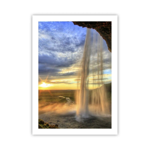 Poster - Una cascata alla luce del sole al tramonto sullo sfondo di un paesaggio - 50x70cm - Il mondo dietro una tenda di gocce - Decorazione murale moderna per soggiorno e camera da letto ARTTOR