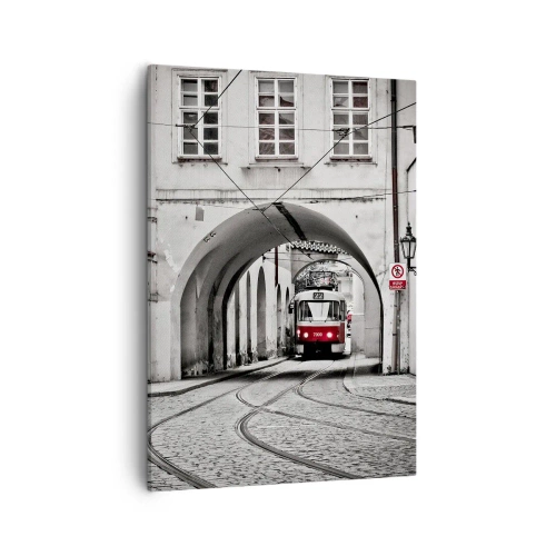 Quadro su tela - Stampe su Tela - Un tram bianco e nero in una strada storica della città - 50x70cm - Attraverso il labirinto cittadino - Decorazione murale moderna per soggiorno e camera da letto ARTTOR