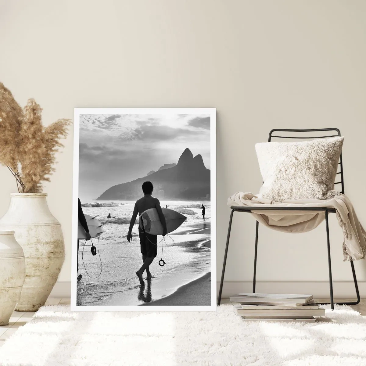Poster - Un surfista sulla spiaggia in una fotografia in bianco e nero - 50x70cm - Samba su un'unica onda - Decorazione murale moderna per soggiorno e camera da letto ARTTOR