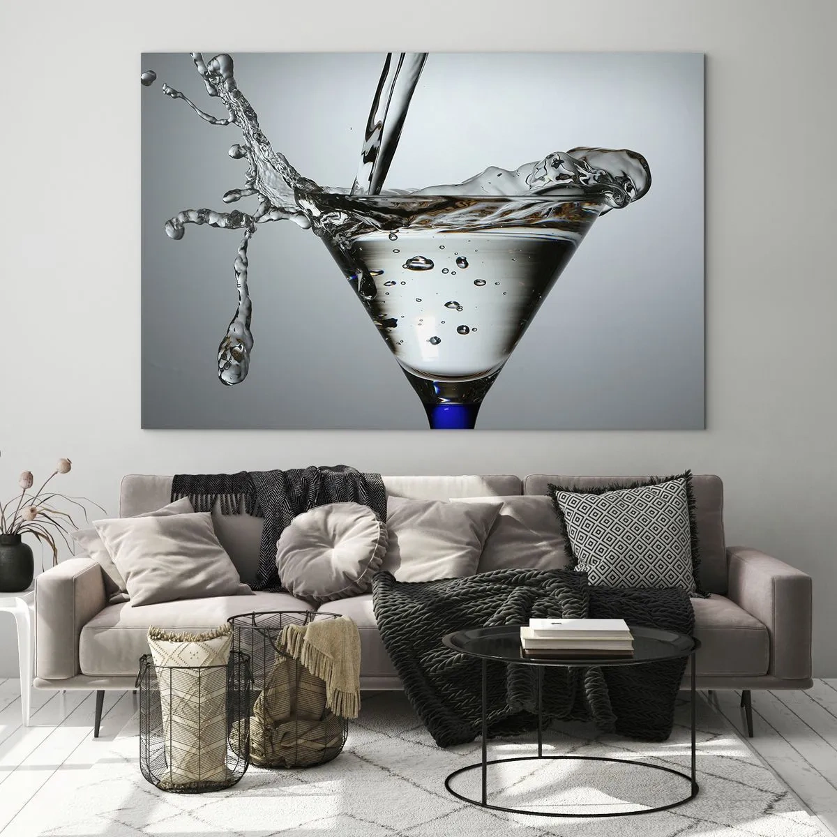 Quadro su vetro - Liquido in un bicchiere da martini che schizza su uno sfondo grigio - 120x80cm - Sul bordo della coppa - Decorazione murale moderna per soggiorno e camera da letto ARTTOR