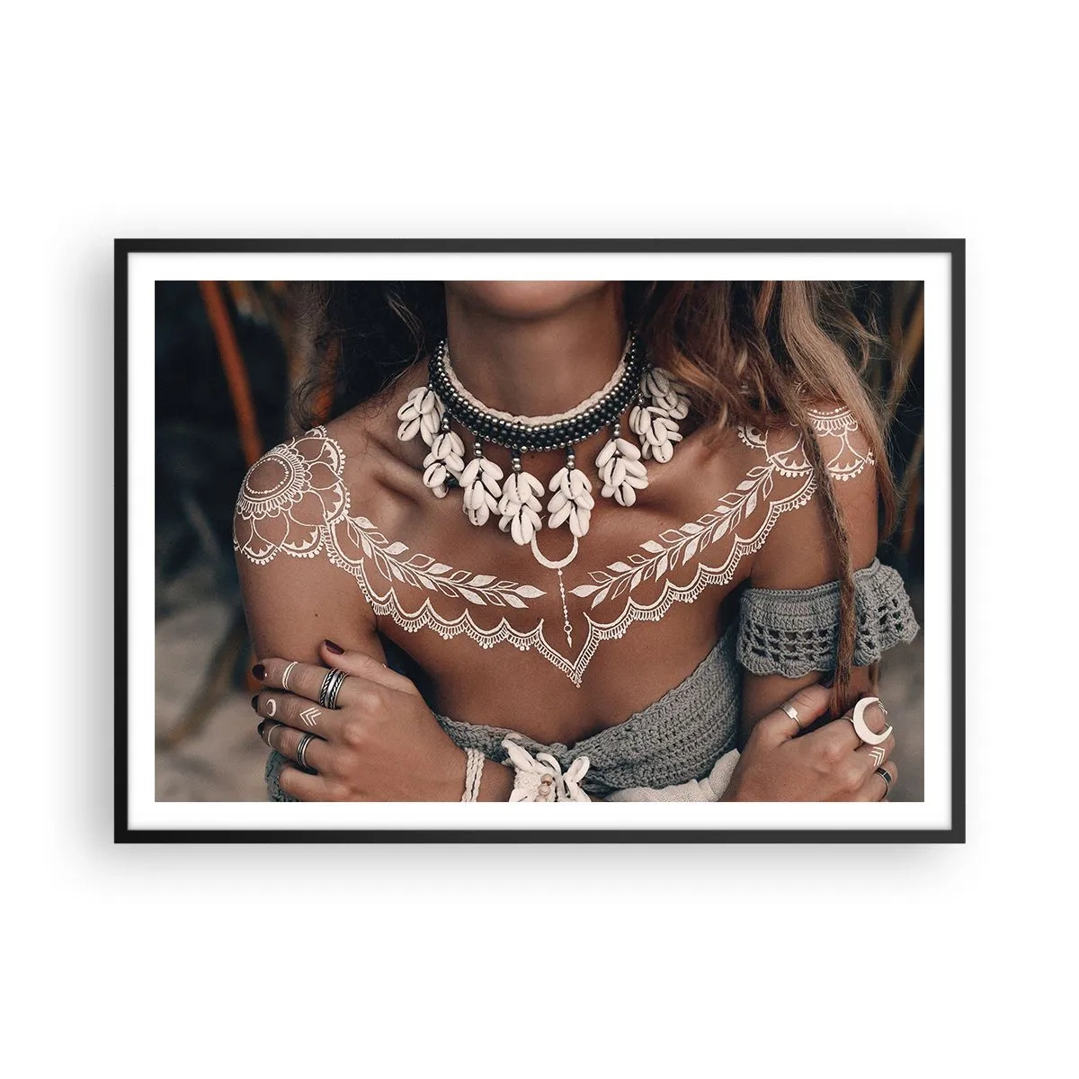 Poster in cornice nera - Stile boho con gioielli di conchiglie e motivo in pizzo - 100x70cm - Talismani, rituali di femminilità - Decorazione murale moderna per soggiorno e camera da letto ARTTOR