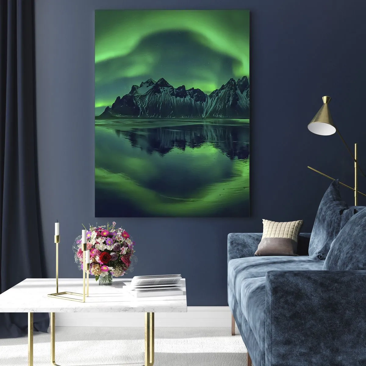 Quadro su vetro - L'aurora boreale che aleggia su un paesaggio montano e si riflette nell'acqua - 50x70cm - Tra le braccia dell'aurora boreale - Decorazione murale moderna per soggiorno e camera da letto ARTTOR