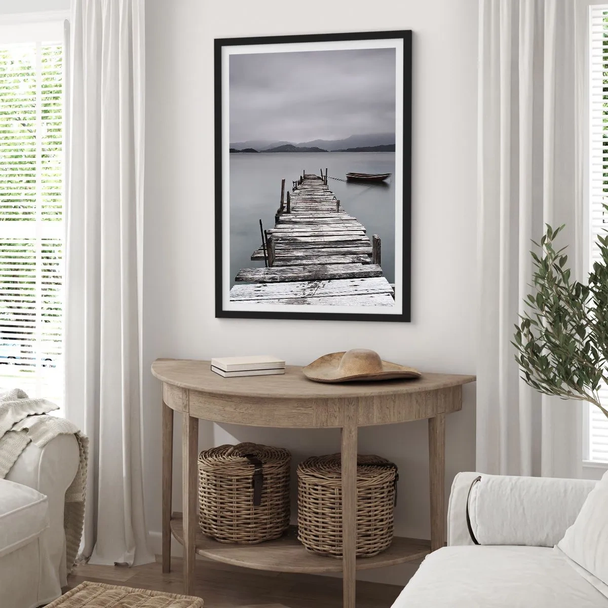Poster in cornice nera - Un vecchio molo con una barca in acque calme - 50x70cm - Domani puoi partire - Decorazione murale moderna per soggiorno e camera da letto ARTTOR