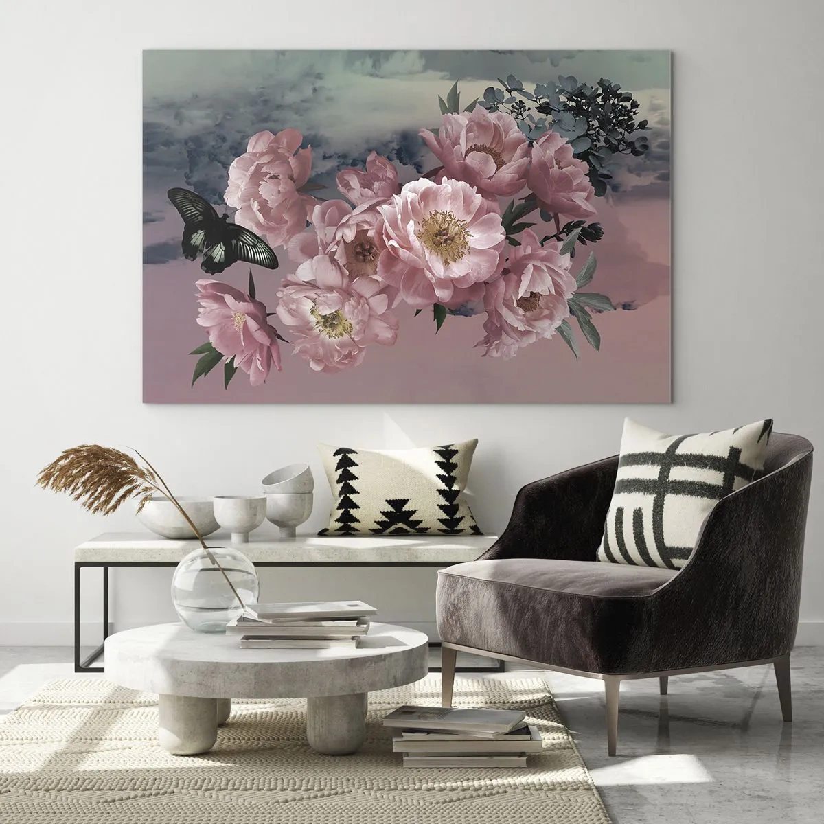 Quadro su vetro - Peonie rosa con una farfalla contro il cielo - 120x80cm - L'apice della romanticità - Decorazione murale moderna per soggiorno e camera da letto ARTTOR