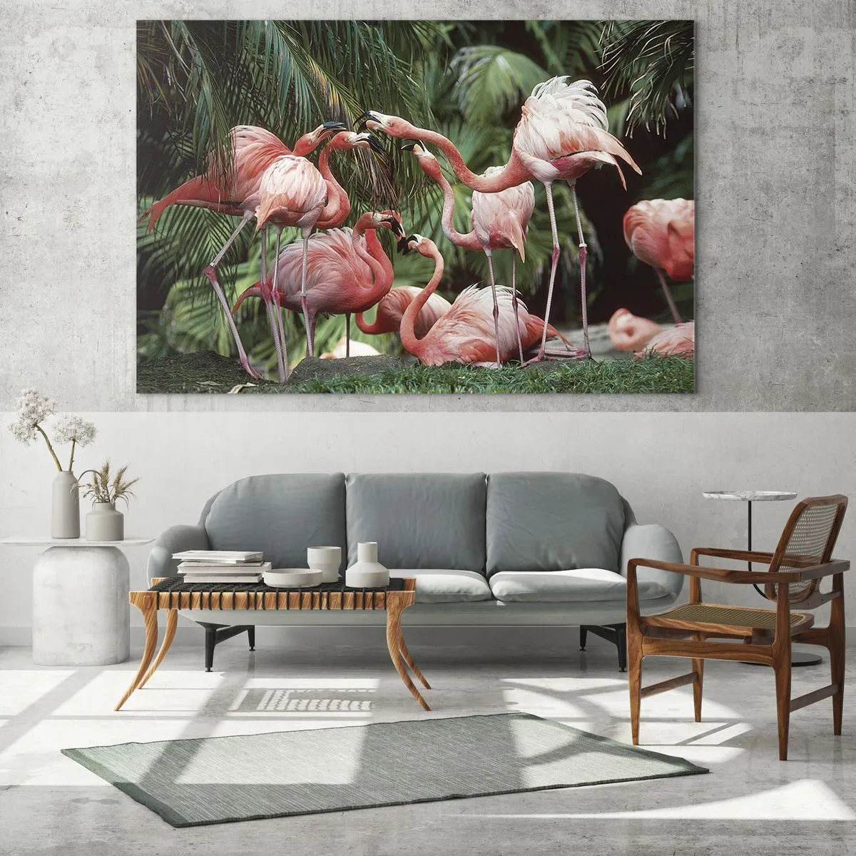 Quadro su vetro - Un gruppo di fenicotteri in un ambiente tropicale circondato da palme - 120x50cm - Pettegolezzi pomeridiani - Decorazione murale moderna per soggiorno e camera da letto ARTTOR