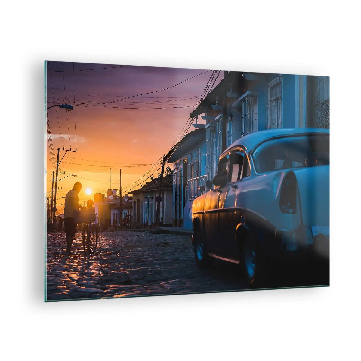 Quadro su vetro - Strada suggestiva con un'auto d'epoca al tramonto - 70x50cm - Qui il tempo rallenta - Decorazione murale moderna per soggiorno e camera da letto ARTTOR