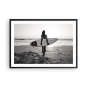 Poster in cornice nera - Donna con tavola da surf sulla spiaggia in bianco e nero - 70x50cm - La figlia dell'onda marina - Decorazione murale moderna per soggiorno e camera da letto ARTTOR
