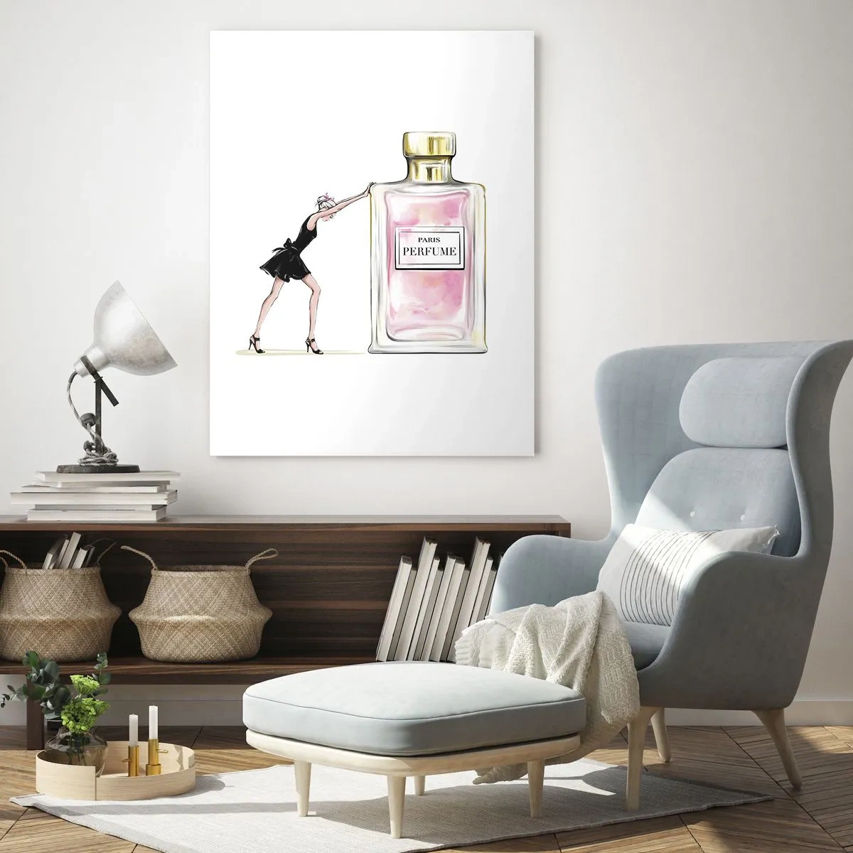 Quadro su vetro - Una donna in abito nero accanto a una grande bottiglia di profumo - 50x70cm - L'essenza della femminilità - Decorazione murale moderna per soggiorno e camera da letto ARTTOR