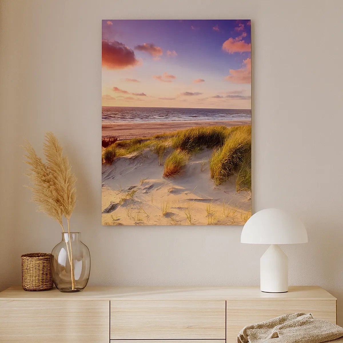 Quadro su tela - Stampe su Tela - Una spiaggia erbosa e un tramonto su un mare calmo - 50x70cm - L'aria già profuma di estate - Decorazione murale moderna per soggiorno e camera da letto ARTTOR