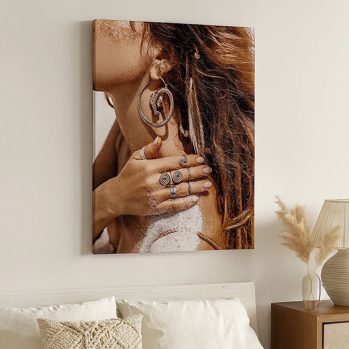 Quadro su tela - Stampe su Tela - Donna elegante con gioielli su uno sfondo di sabbia chiara - 50x70cm - Regina della spiaggia selvatica - Decorazione murale moderna per soggiorno e camera da letto ARTTOR