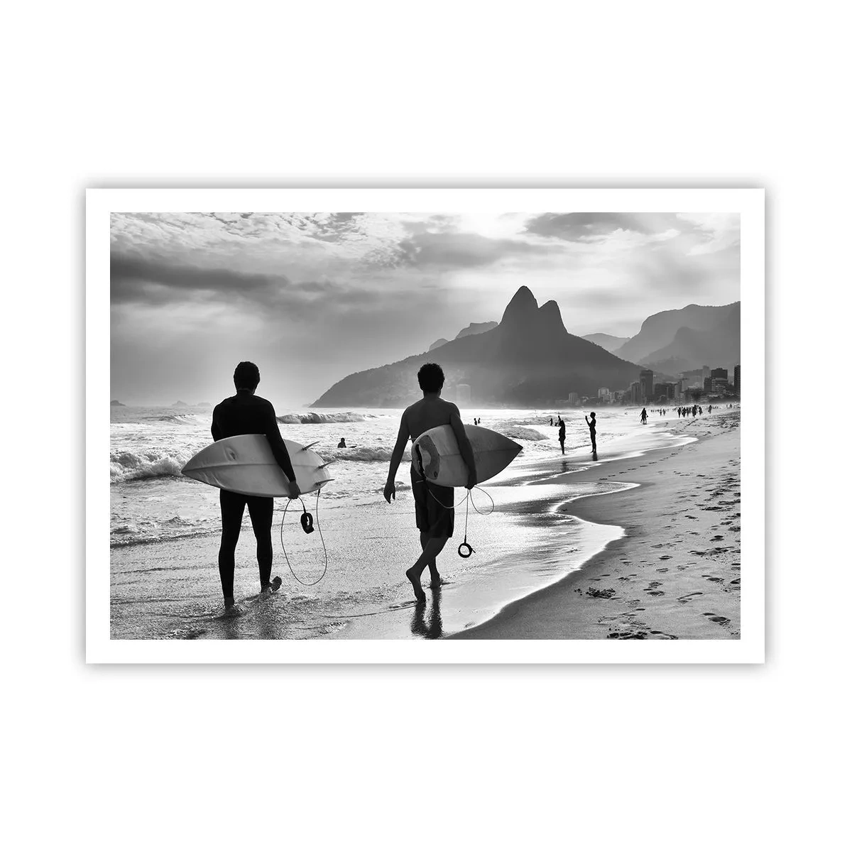 Poster - Due surfisti camminano sulla spiaggia con le loro tavole bianche e nere. - 100x70cm - Samba su un'unica onda - Decorazione murale moderna per soggiorno e camera da letto ARTTOR