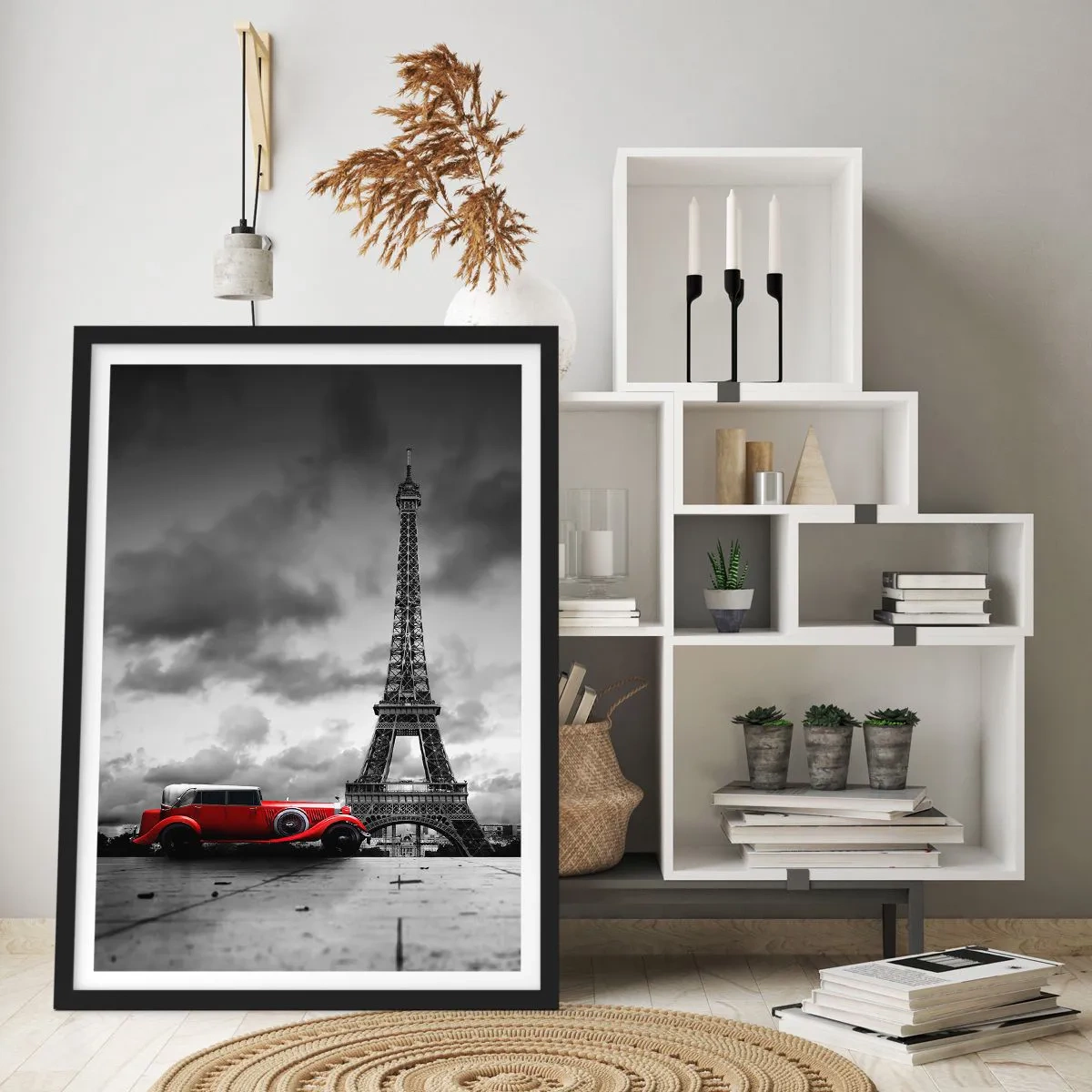 Poster in cornice nera - Un'auto rossa davanti alla Torre Eiffel in bianco e nero - 50x70cm - Non molto tempo fa a Parigi - Decorazione murale moderna per soggiorno e camera da letto ARTTOR