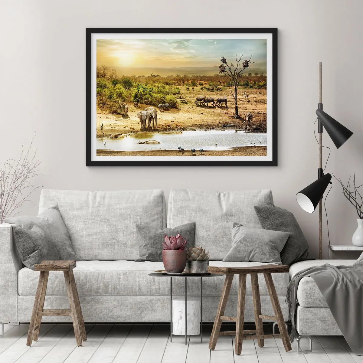 Poster in cornice nera - Elefanti e animali selvatici in una pozza d'acqua al tramonto - 100x70cm - "Un fiume usciva da Eden…" - Decorazione murale moderna per soggiorno e camera da letto ARTTOR