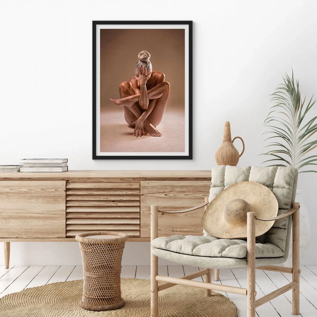 Poster in cornice nera - Ripresa artistica di una donna in posa sensuale su sfondo beige - 50x70cm - Unità di corpo e anima - Decorazione murale moderna per soggiorno e camera da letto ARTTOR
