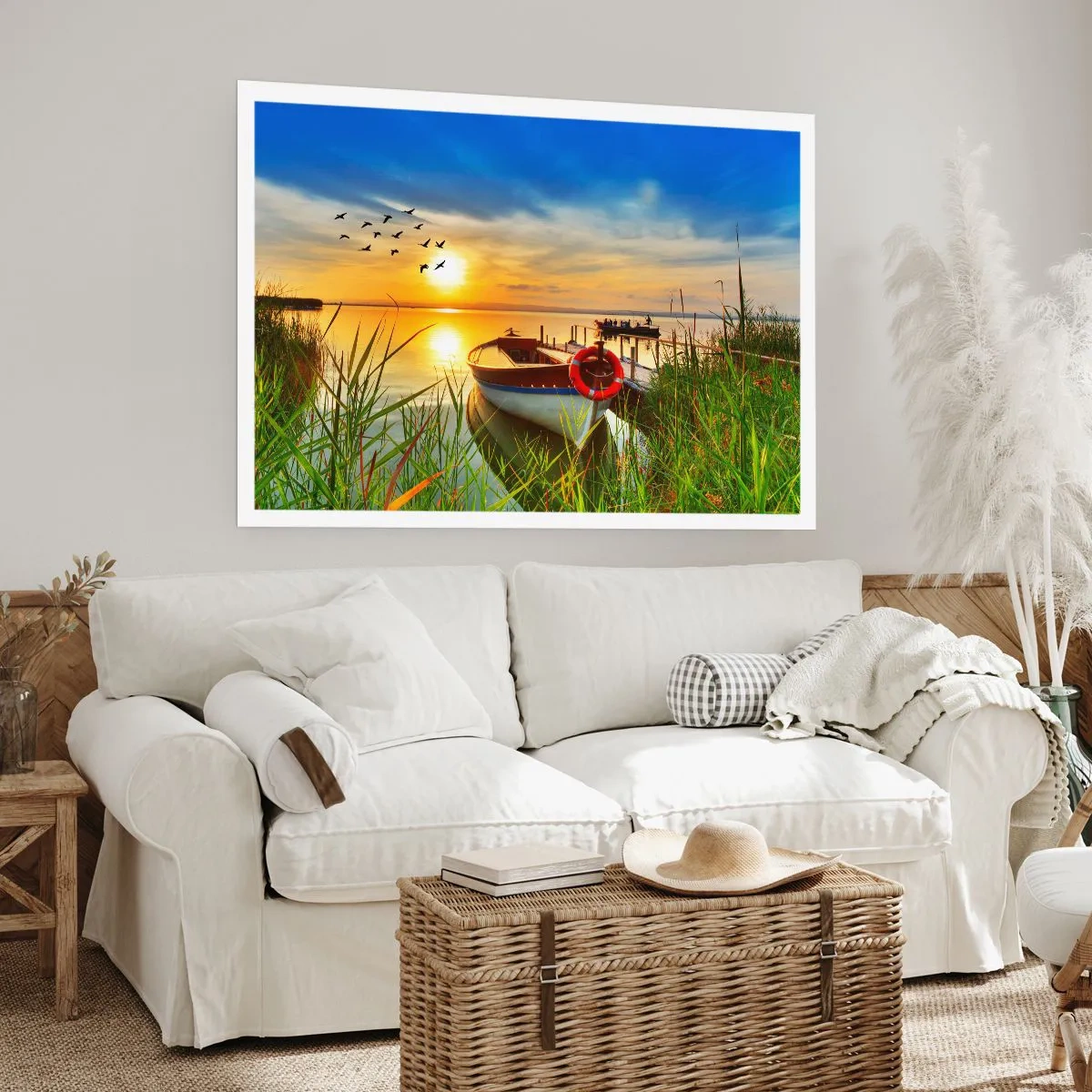 Poster - Una barca sulla riva di un lago al tramonto - 100x70cm - I cormorano volano già via - Decorazione murale moderna per soggiorno e camera da letto ARTTOR