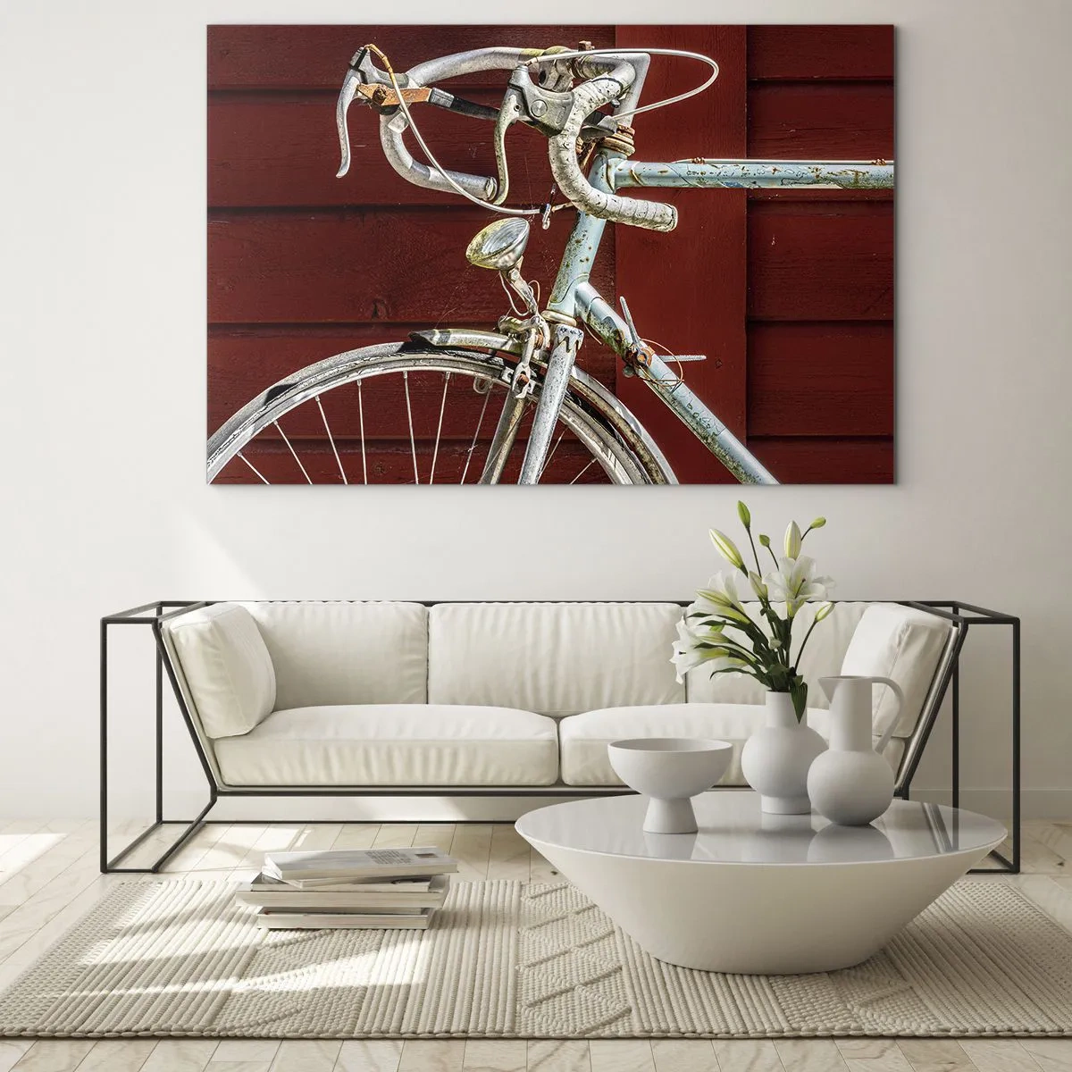 Quadro su vetro - Una vecchia bici da strada degli anni '70 contro un muro di legno rosso - 100x70cm - Creata per la vittoria - Decorazione murale moderna per soggiorno e camera da letto ARTTOR