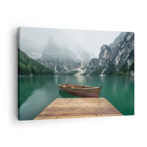 Quadro su tela - Stampe su Tela - Una barca di legno su un molo su un lago circondato da montagne - 70x50cm - E attorno le fiere rocce - Decorazione murale moderna per soggiorno e camera da letto ARTTOR