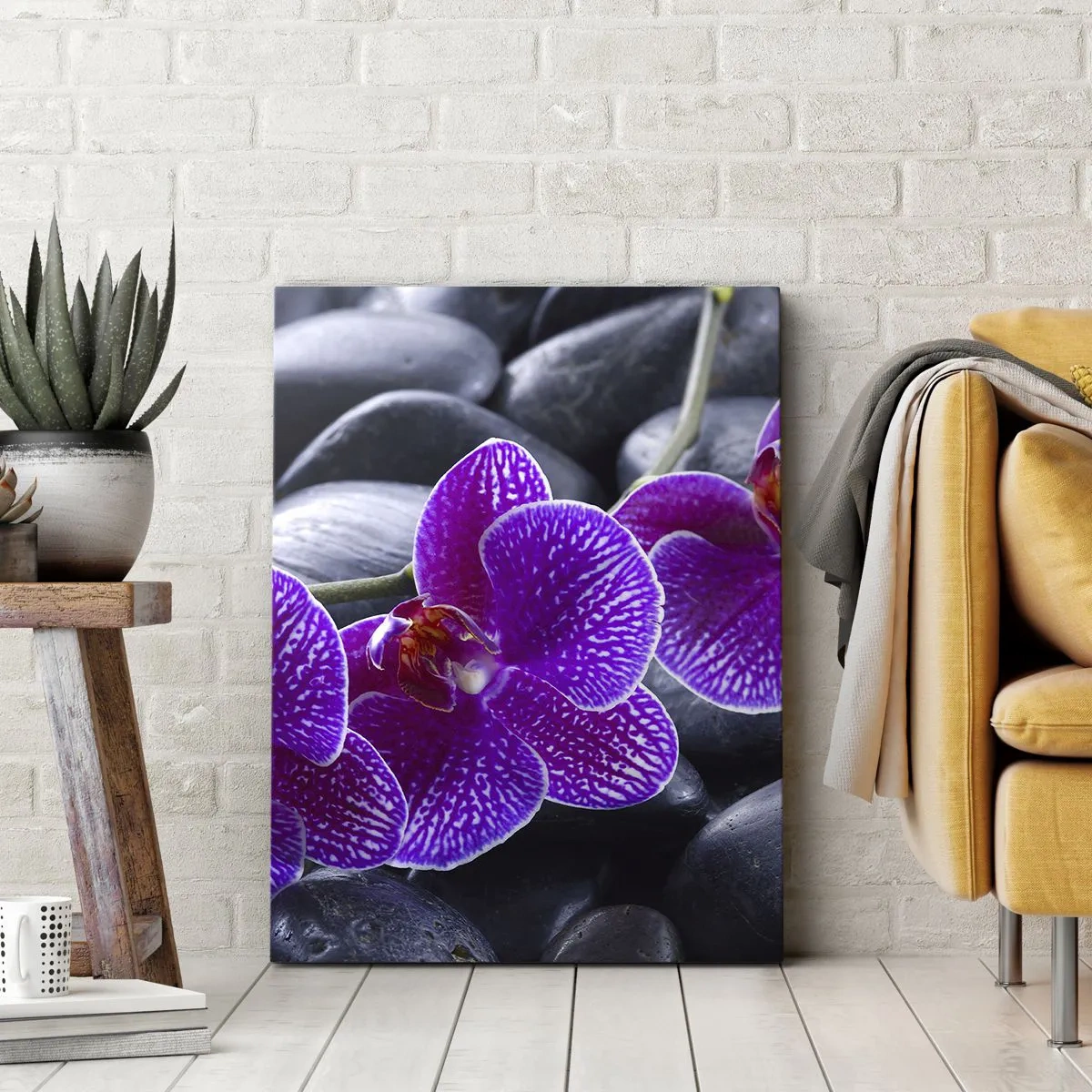 Quadro su tela - Stampe su Tela - Orchidee viola su uno sfondo di pietre nere - 50x70cm - Le pietre brillano di ammirazione - Decorazione murale moderna per soggiorno e camera da letto ARTTOR